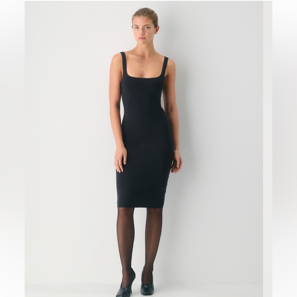 Aritzia Dresses & Skirts - Aritizia - Contour Black Sleeveless Dress